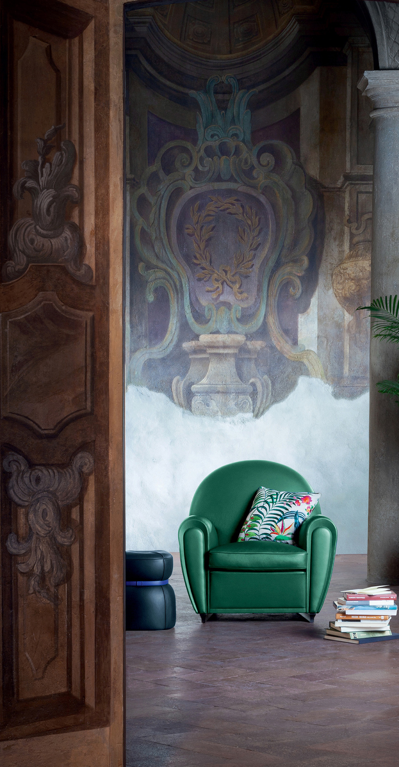 Vanity Fair XC | Armchair Vanity Fair XC by Poltrona Frau: an icon of Italian design, reinterpreted for its 90th anniversary with larger proportions and timeless elegance.