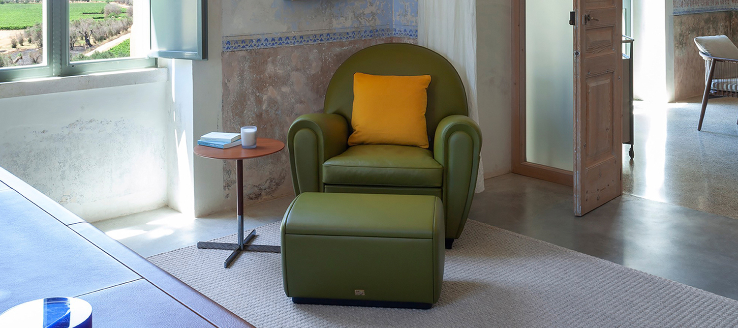 Vanity Fair XC puf de Poltrona Frau: puf elegante de líneas Déco, disponible en versión abatible, con un diseño atemporal.