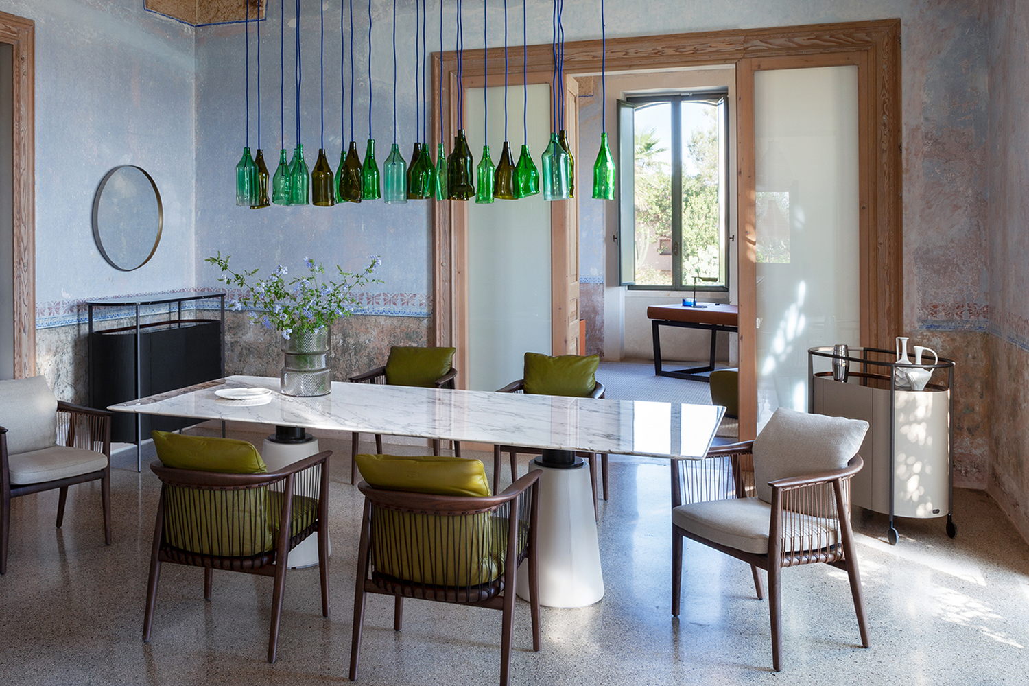 Viola | Poltroncina Viola di Poltrona Frau: poltroncina elegante con struttura in frassino, intreccio in cuoio, cuscini imbottiti e rivestimento sfoderabile in Pelle Frau® o tessuto.