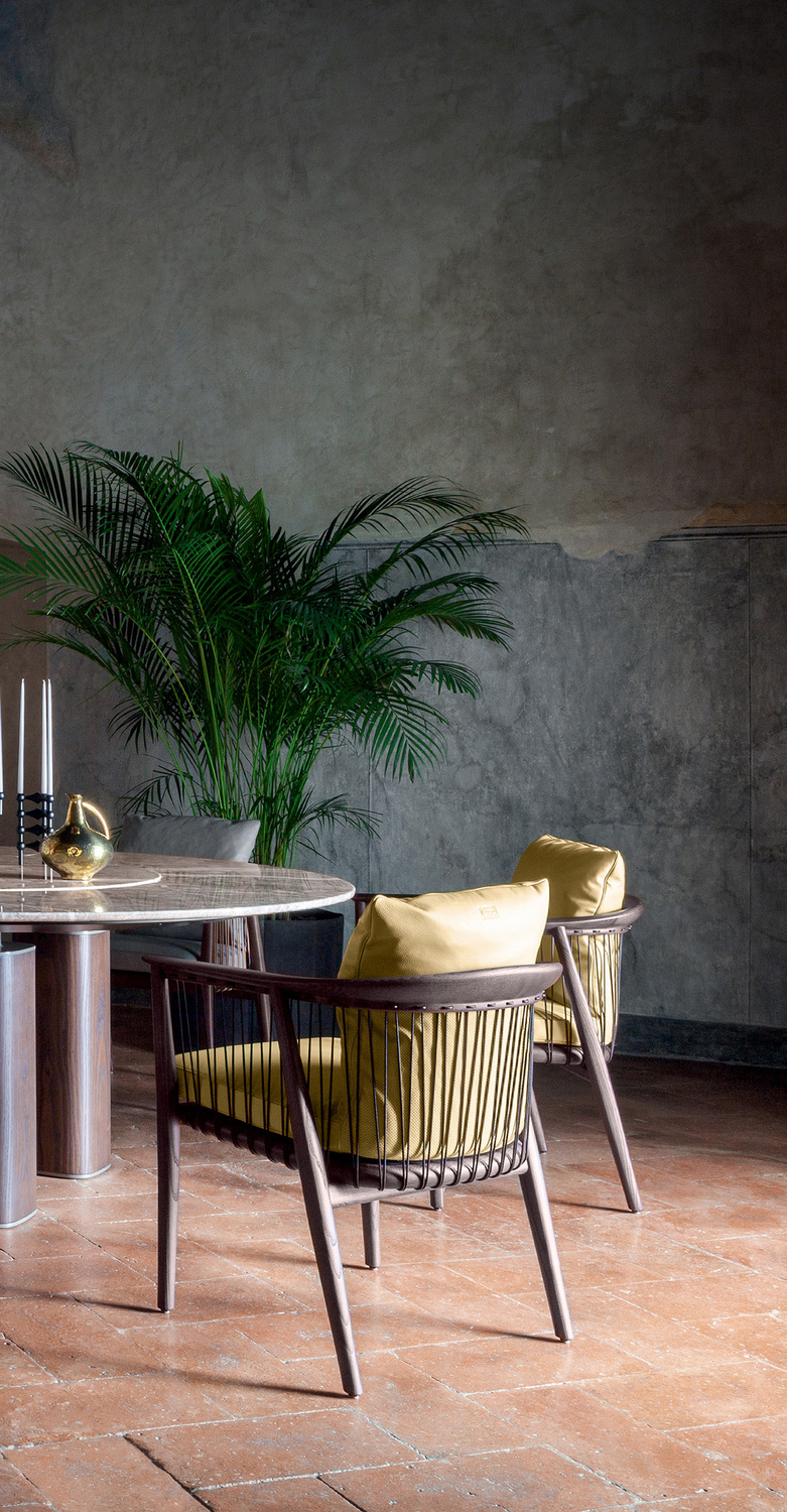 Viola | Poltroncina Viola di Poltrona Frau: poltroncina elegante con struttura in frassino, intreccio in cuoio, cuscini imbottiti e rivestimento sfoderabile in Pelle Frau® o tessuto.