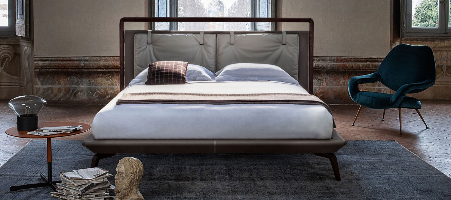 Volare Due | Letto Letto Volare Due di Poltrona Frau, con struttura in legno massello e rivestimento in Pelle Frau®.