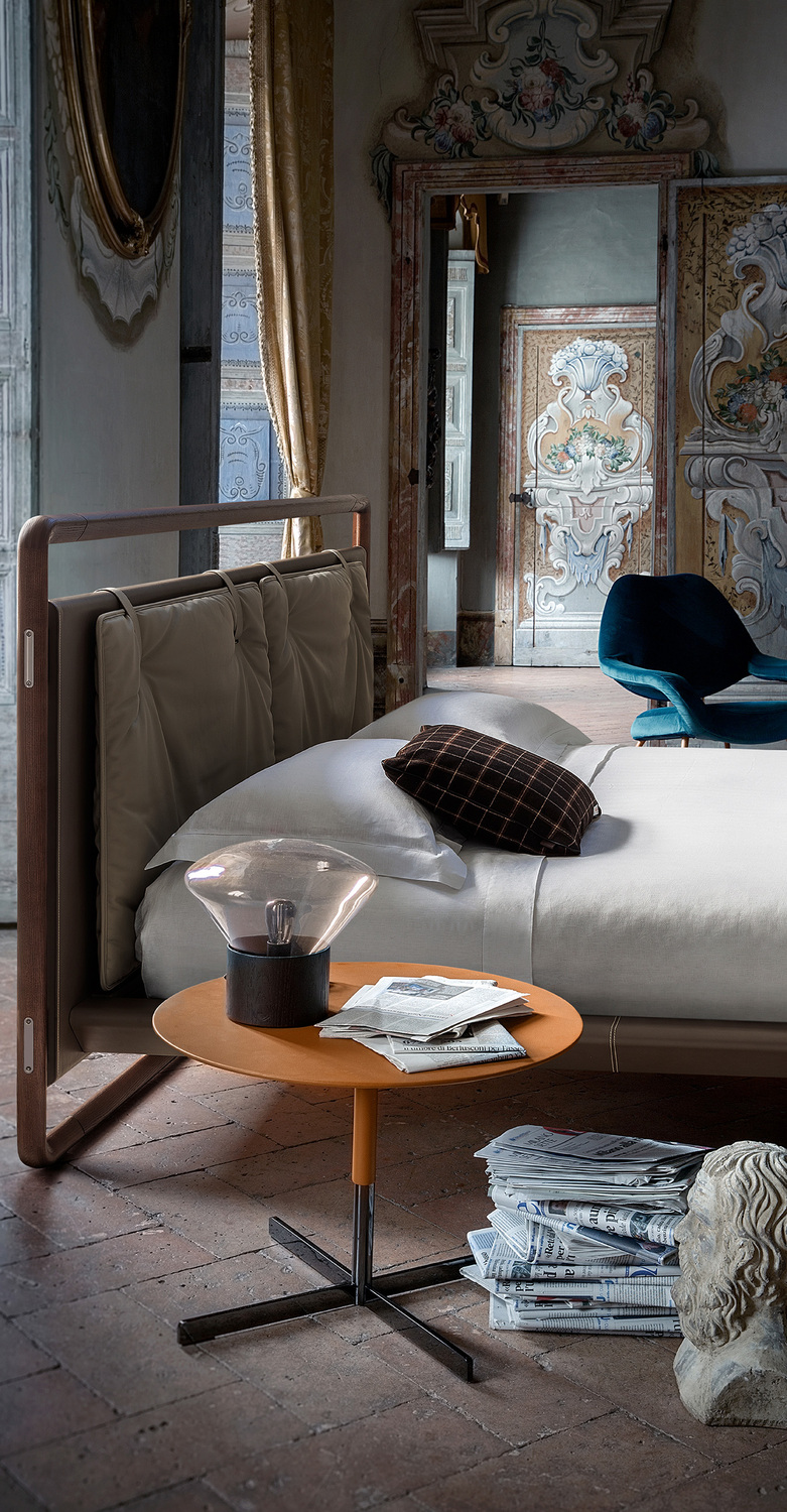 Volare Due | Letto Letto Volare Due di Poltrona Frau, con struttura in legno massello e rivestimento in Pelle Frau®.
