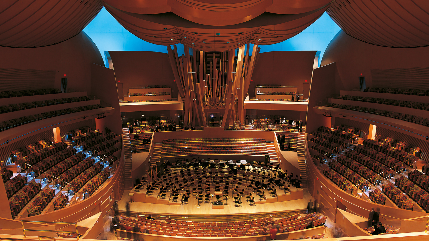 Walt Disney Concert Hall Poltrona Frau x Walt Disney Concert Hall : sièges élégants et fonctionnels en cuir Pelle Frau®, symbole du design italien, conçus pour une expérience sonore et visuelle unique.