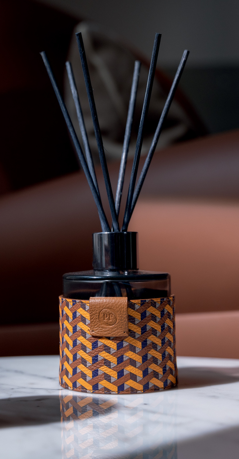 Weavers Home Fragrance | Diffusore Weavers Home Fragrance di Poltrona Frau è un diffusore elegante in vetro rivestito in Pelle Frau®, con fragranze raffinate diffuse da bastoncini in rattan.