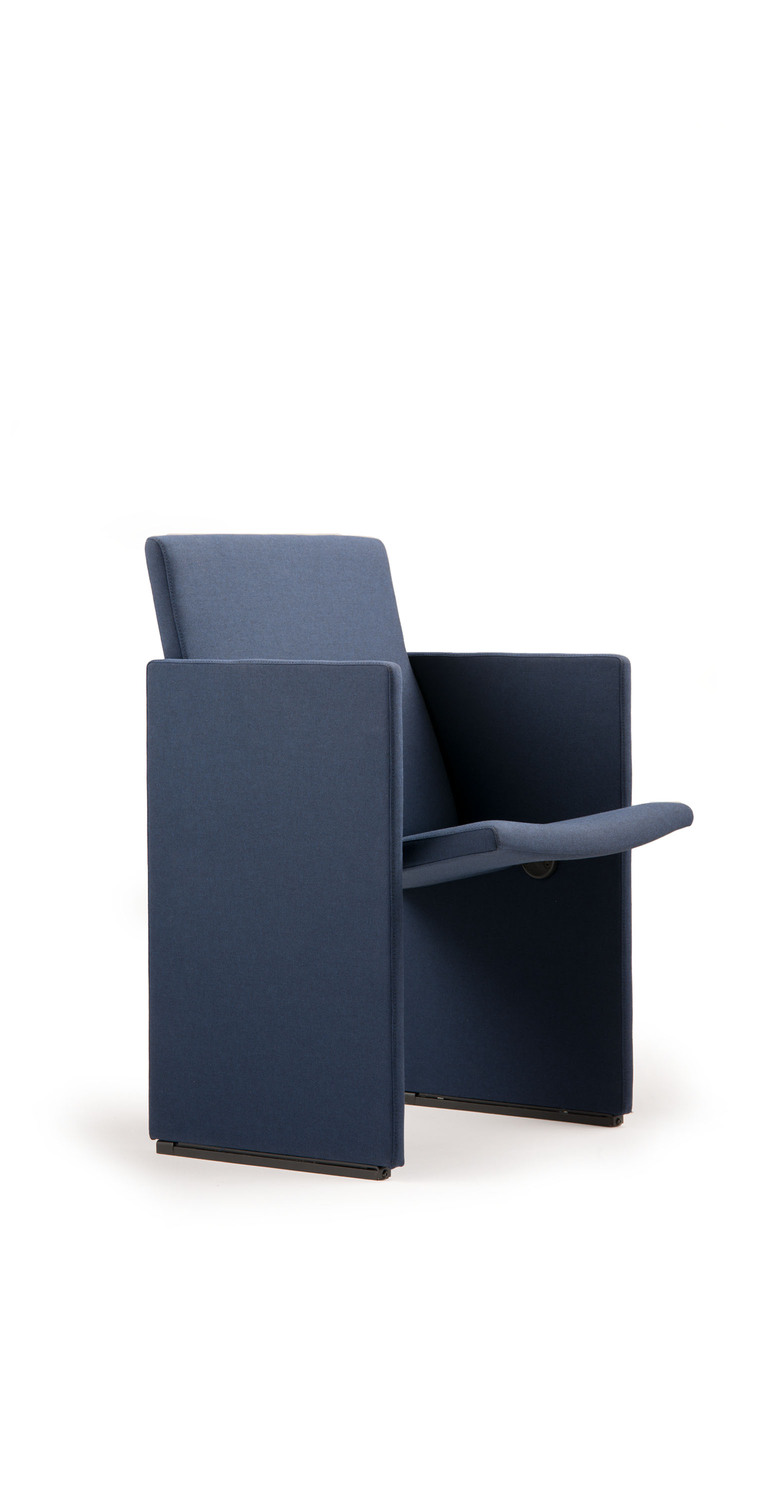 West End | 扶手椅 Poltrona Frau 的 West End 扶手椅:融合钢与木结构,兼具坚固与精致,可选织物或皮革饰面。