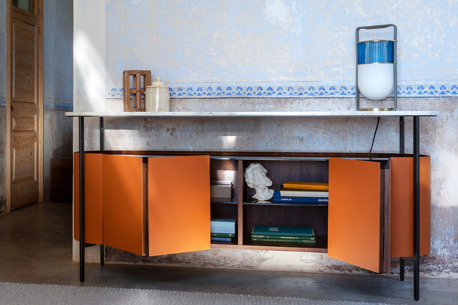 Lampe Xi de Poltrona Frau en verre soufflé par les maîtres verriers de Venise, avec des détails en cuir Saddle Extra et une luminosité douce et raffinée.