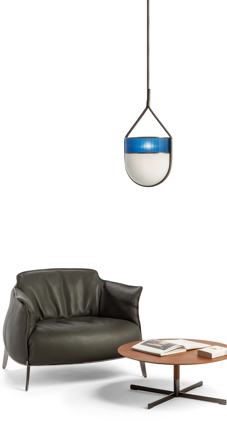 Xi XL von Poltrona Frau, Pendelleuchte aus mundgeblasenem Glas mit Lederriemen, die warmes Licht und eine raffinierte Präsenz im Raum verströmt.