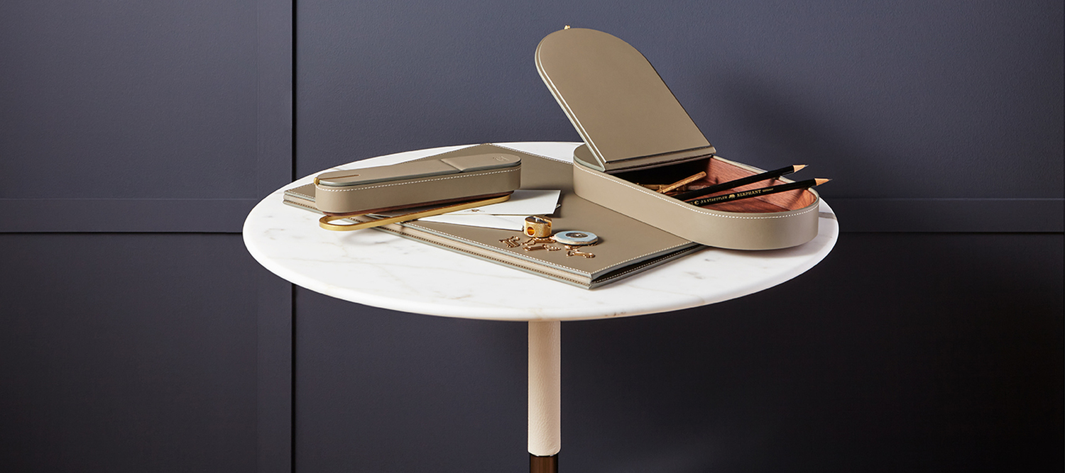 Zhuang | Accessoires de bureau Accessoires Zhuang de Poltrona Frau en cuir Saddle et métal : vide-poches, porte-stylos et sous-main élégants et pratiques.