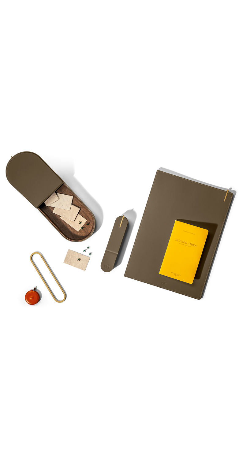 Zhuang | Accessoires de bureau Accessoires Zhuang de Poltrona Frau en cuir Saddle et métal : vide-poches, porte-stylos et sous-main élégants et pratiques.