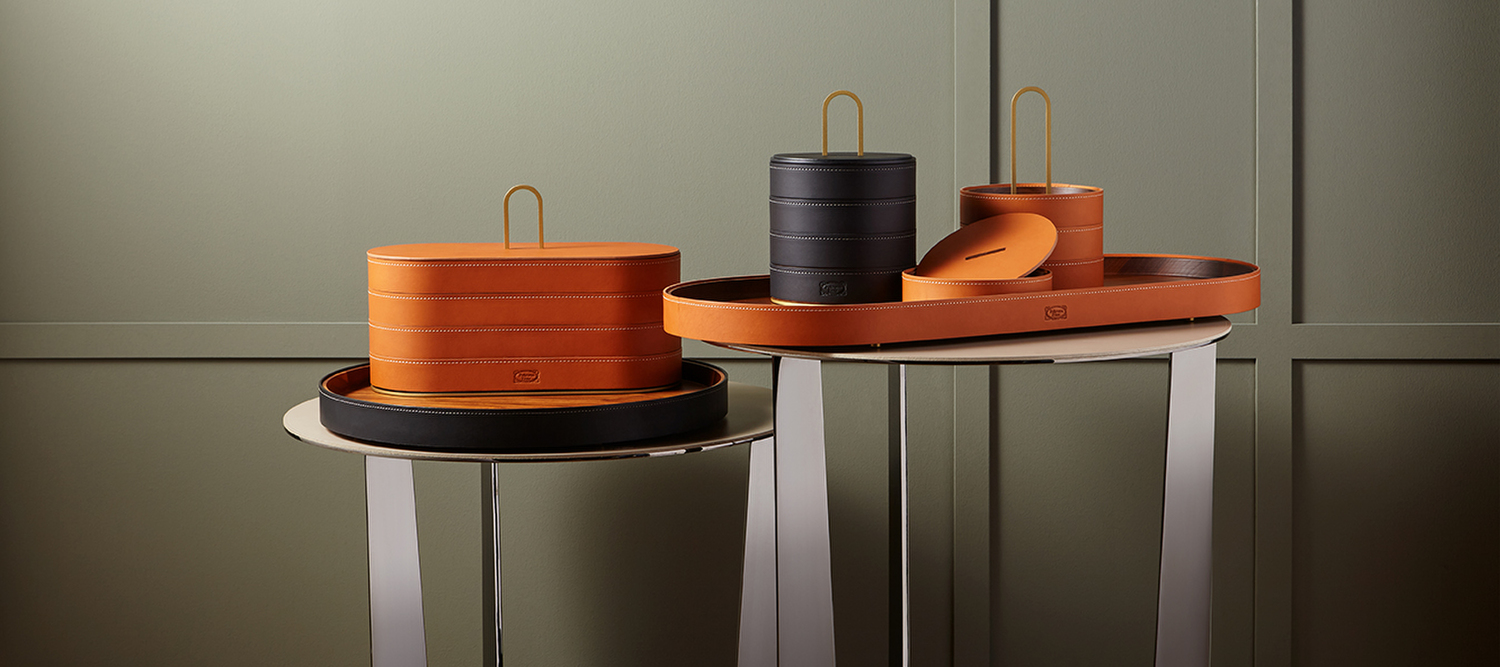 Zhuang | Stapelbaren Schachteln  Zhuang von Poltrona Frau, stapelbare Schachteln aus Canaletto-Nussbaum und Saddle Extra-Leder, mit modularen Tabletts und handwerklichen Details.